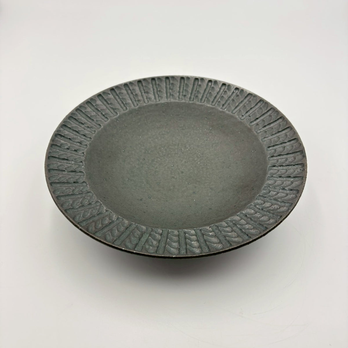 縄目リム皿 中 黒｜作家 山本雅則（信楽焼） – nokaze｜陶器、和食器