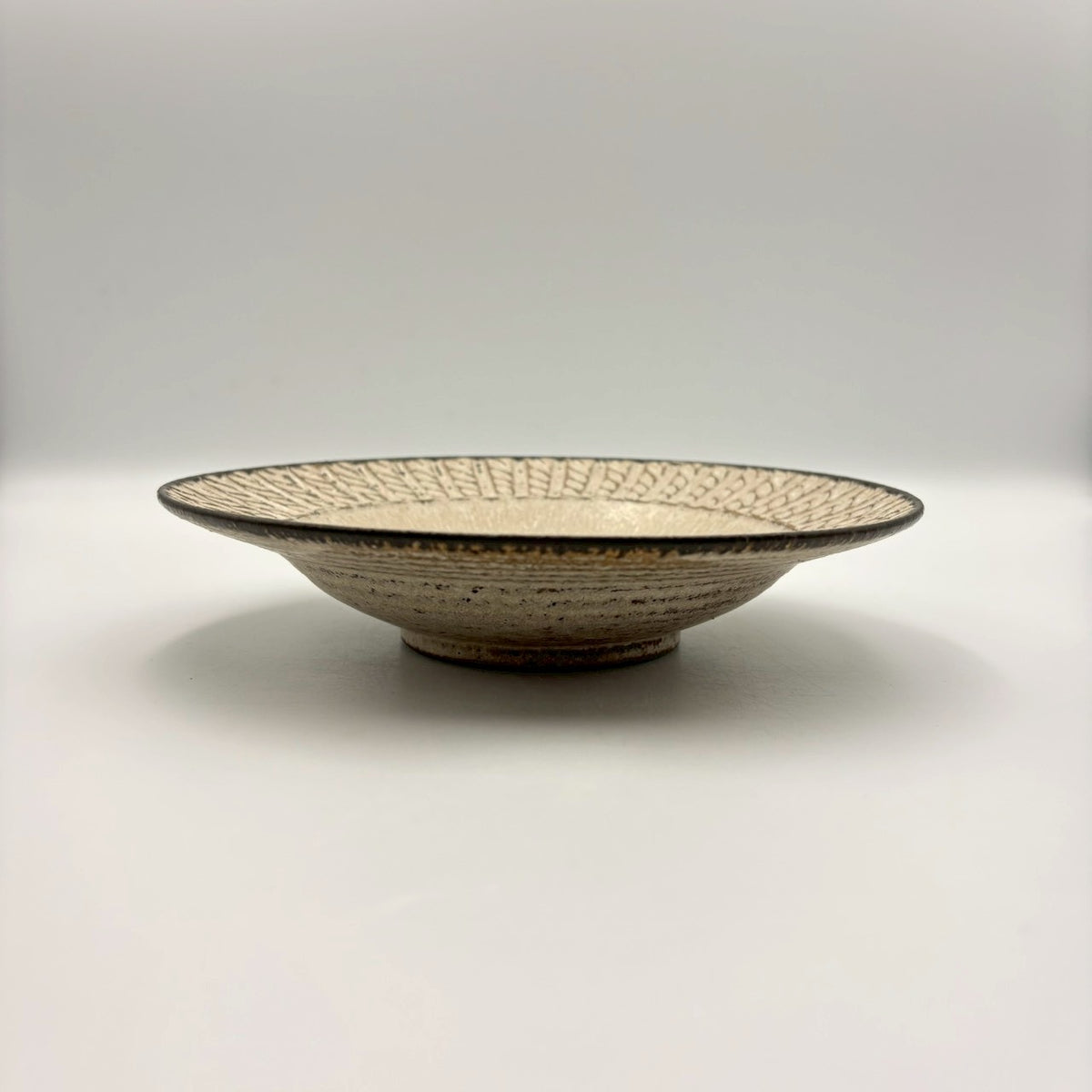 山本雅則　皿 陶器 縄目模様　しのぎ　信楽焼 縄目しのぎリム皿 中 白｜作家 山本雅則（信楽焼） – nokaze｜陶器、和