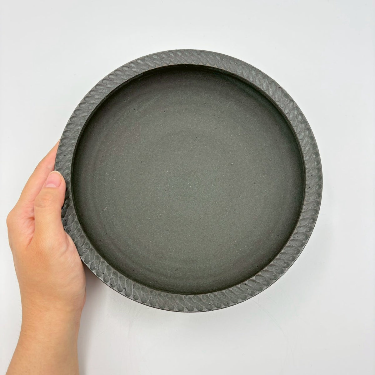 しのぎ カレー皿 黒｜作家 山本雅則（信楽焼） – nokaze｜陶器、和食器