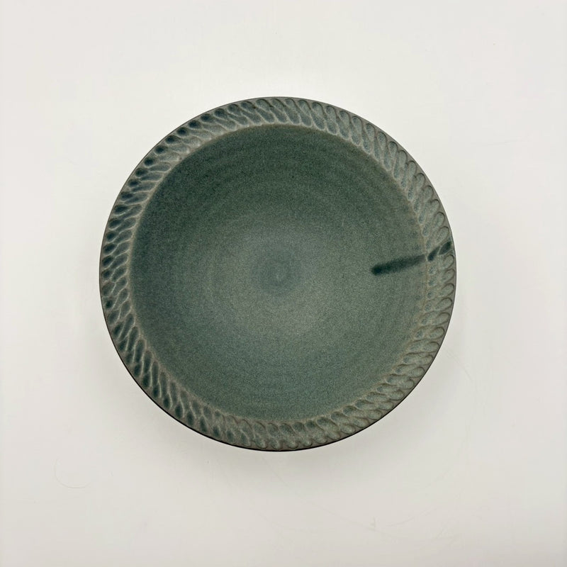 しのぎ ナローリム皿 小 黒｜作家 山本雅則（信楽焼） – nokaze｜陶器
