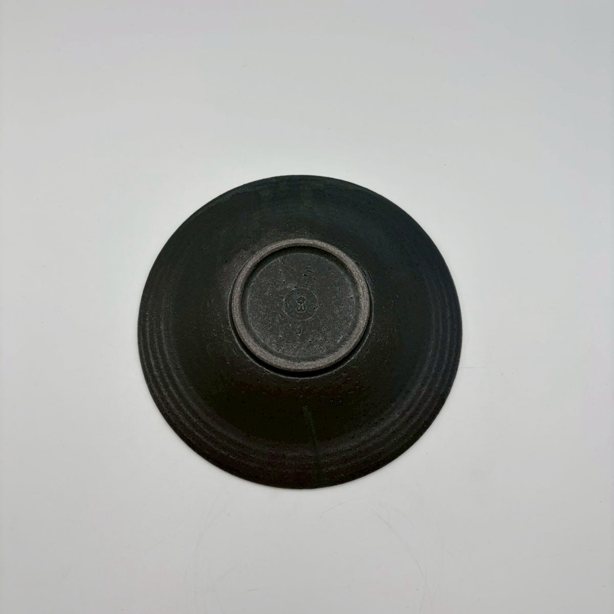 時代物　大型　日本陶器　旧家整理　用途に詳細不明　約1920グラム しのぎ リム皿 中 黒｜作家 山本雅則（信楽焼） – nokaze｜陶器、和