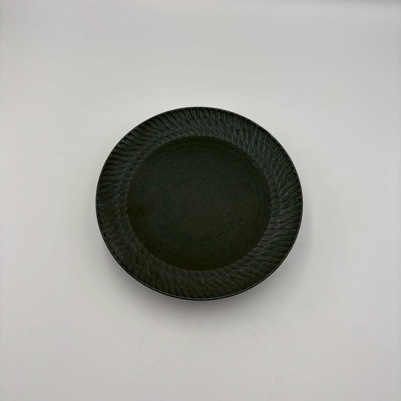 しのぎ リム皿 中 黒｜作家 山本雅則（信楽焼） – nokaze｜陶器、和