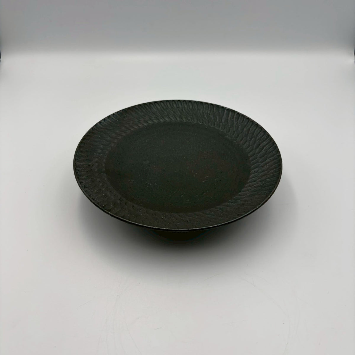 しのぎ リム皿 中 黒｜作家 山本雅則（信楽焼） – nokaze｜陶器、和