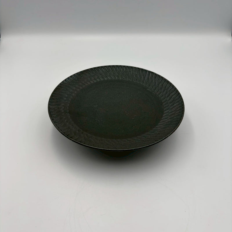 しのぎ リム皿 中 黒｜作家 山本雅則（信楽焼） – nokaze｜陶器、和