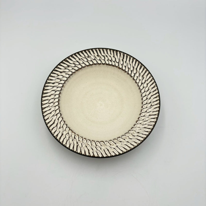 しのぎ リム皿 中 白｜作家 山本雅則（信楽焼） – nokaze｜陶器、和