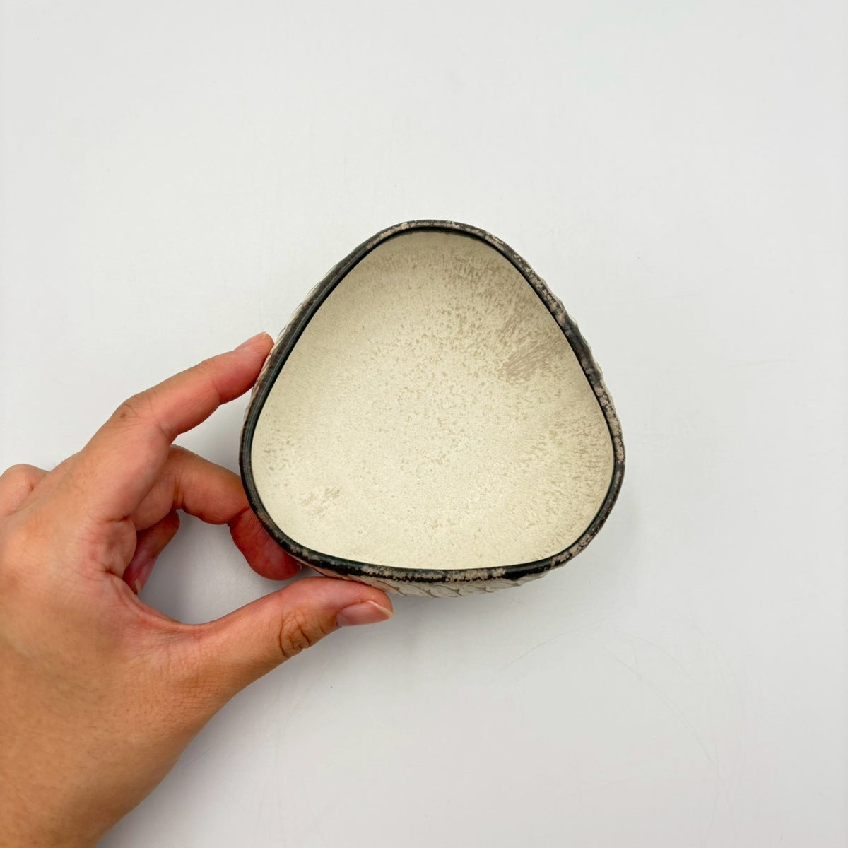 たわみ小鉢 三角｜作家 山本雅則（信楽焼） – nokaze｜陶器、和食器