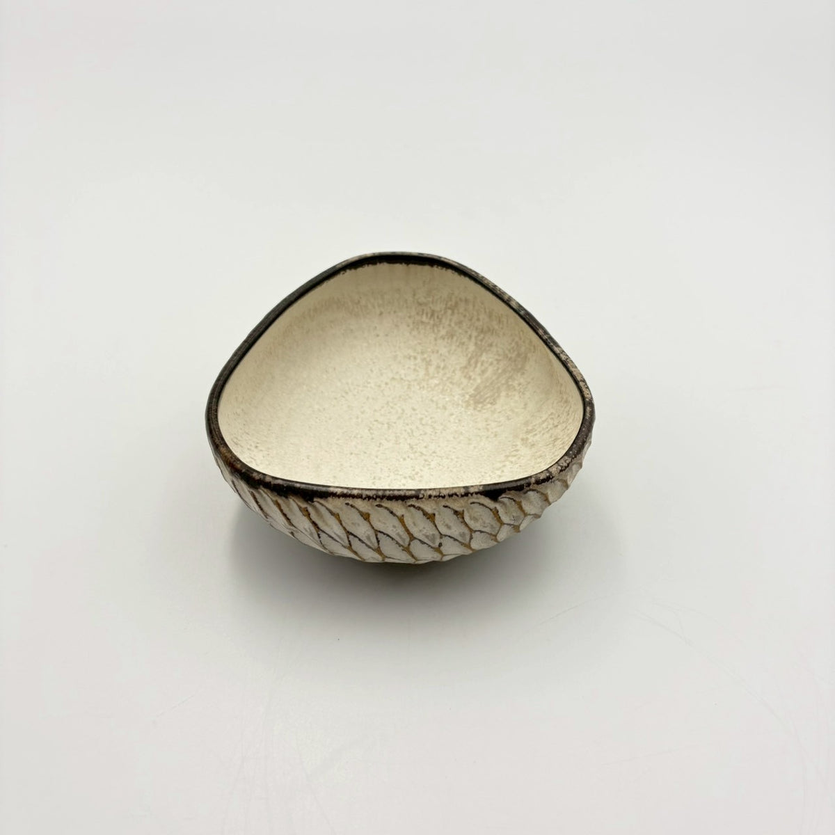 たわみ小鉢 三角｜作家 山本雅則（信楽焼） – nokaze｜陶器、和食器