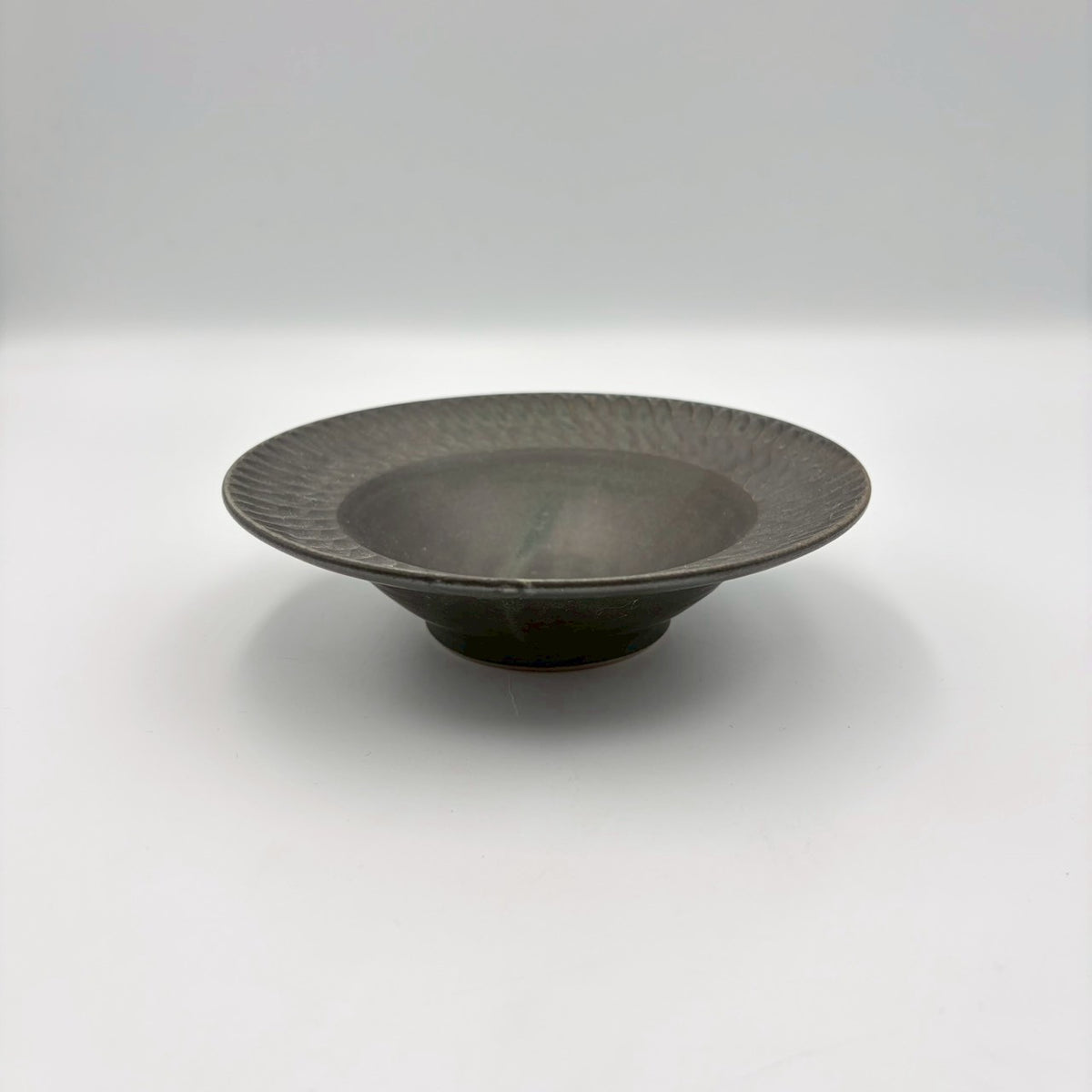 しのぎ リム皿 小 黒｜作家 山本雅則（信楽焼） – nokaze｜陶器、和 