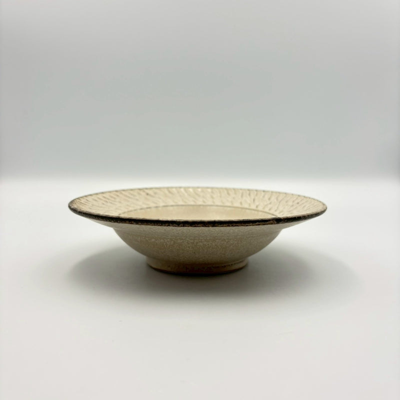 しのぎ リム皿 小 白｜作家 山本雅則（信楽焼） – nokaze｜陶器、和