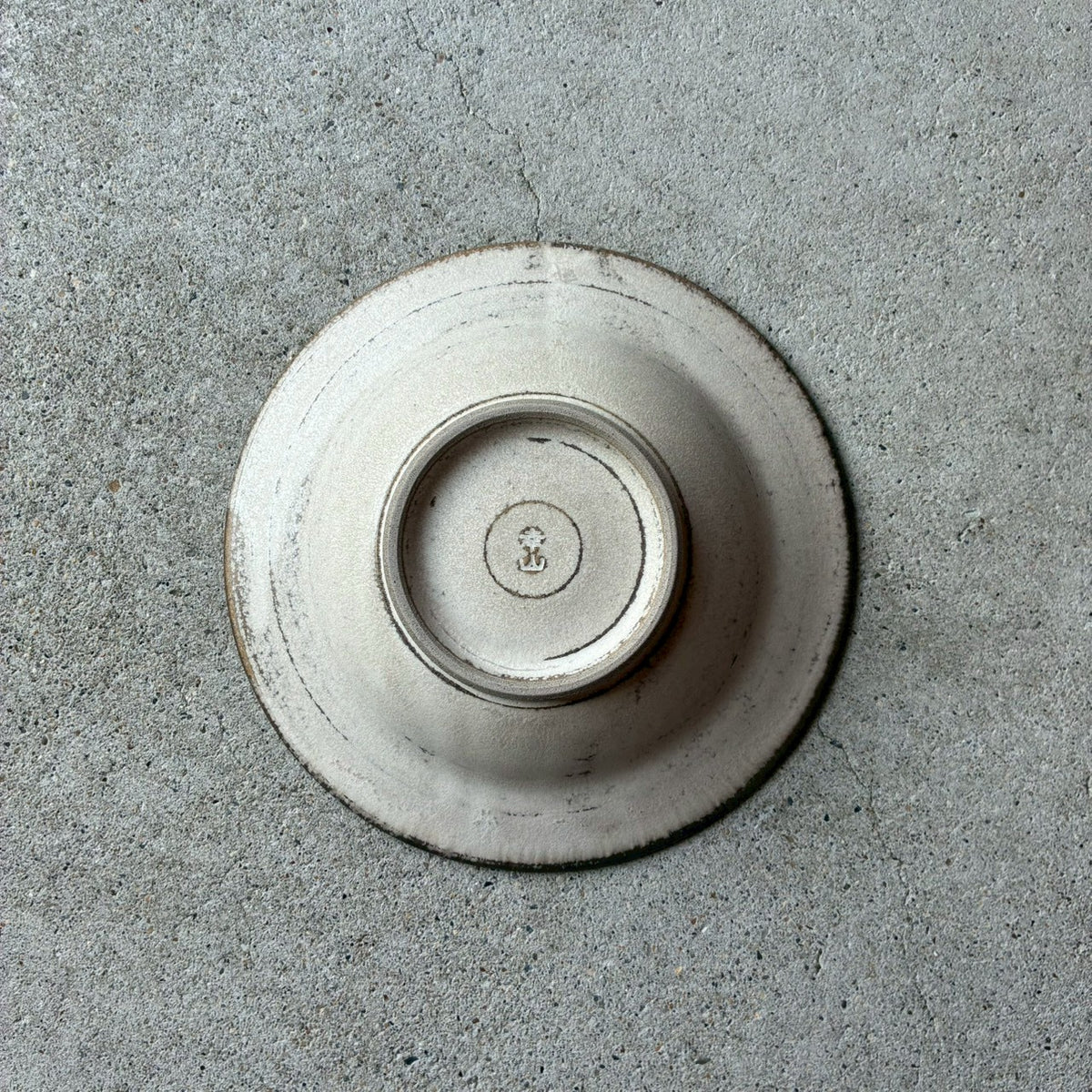 しのぎ リム皿 小 白｜作家 山本雅則（信楽焼） – nokaze｜陶器、和