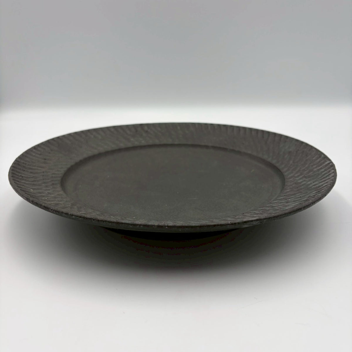 しのぎ リム平皿 8寸 黒｜作家 山本雅則（信楽焼） – nokaze｜陶器、和