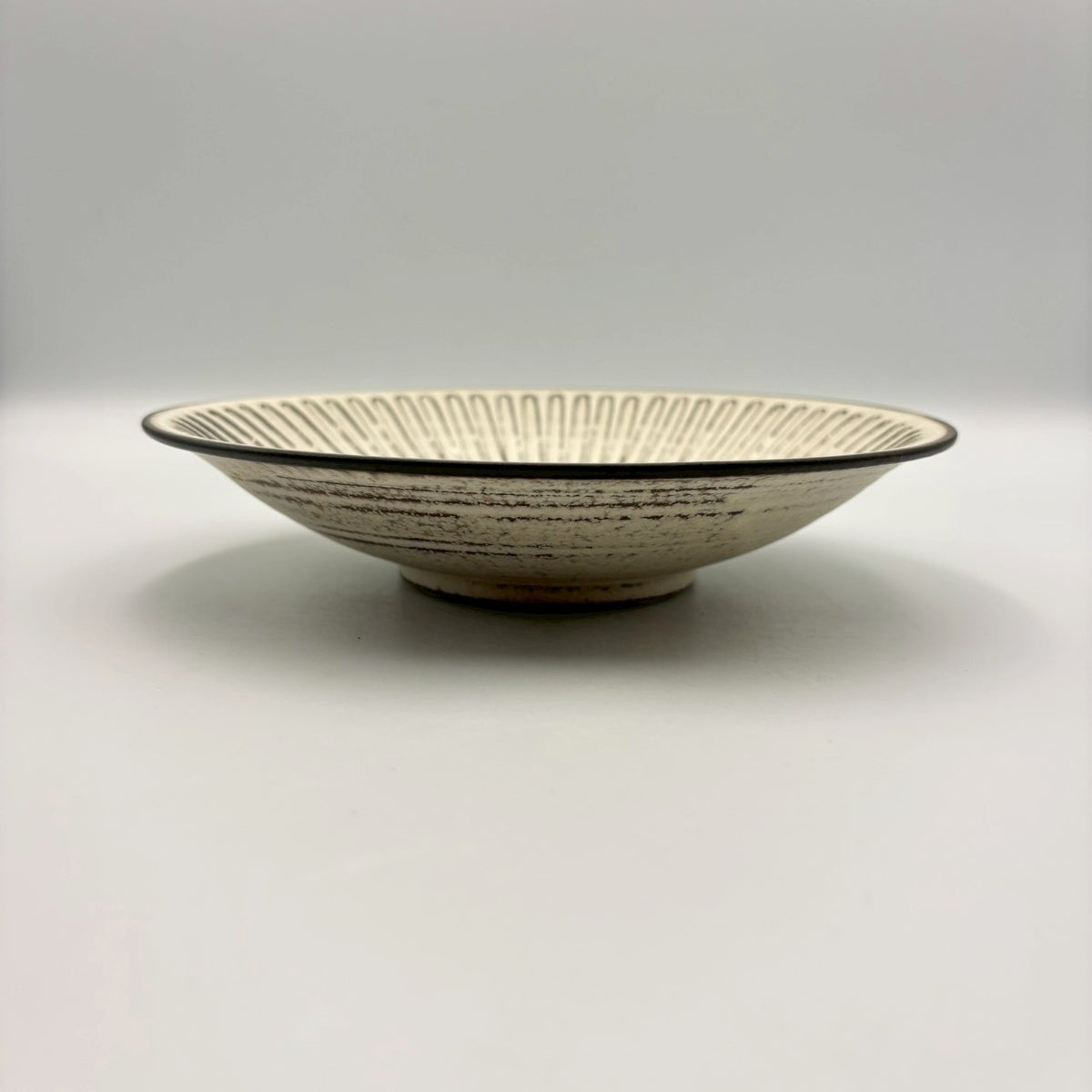 花しのぎ 皿 中 白｜作家 山本雅則（信楽焼） – nokaze｜陶器、和食器