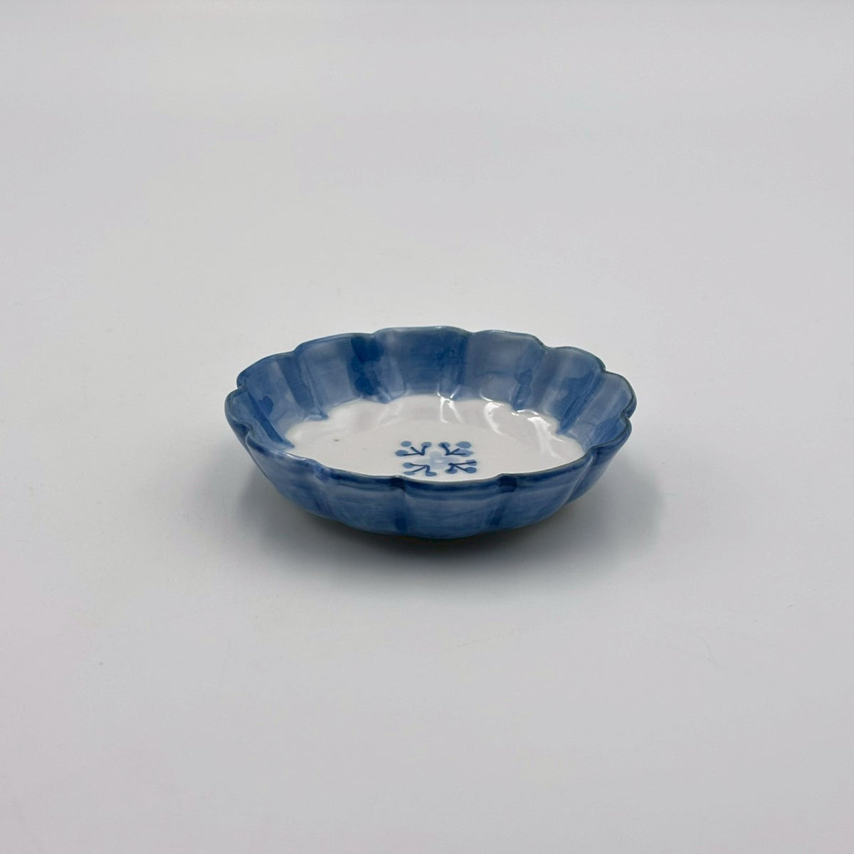 染付小花紋 輪花豆豆皿｜jiucasca 前田 麻美 – nokaze｜陶器、和食器