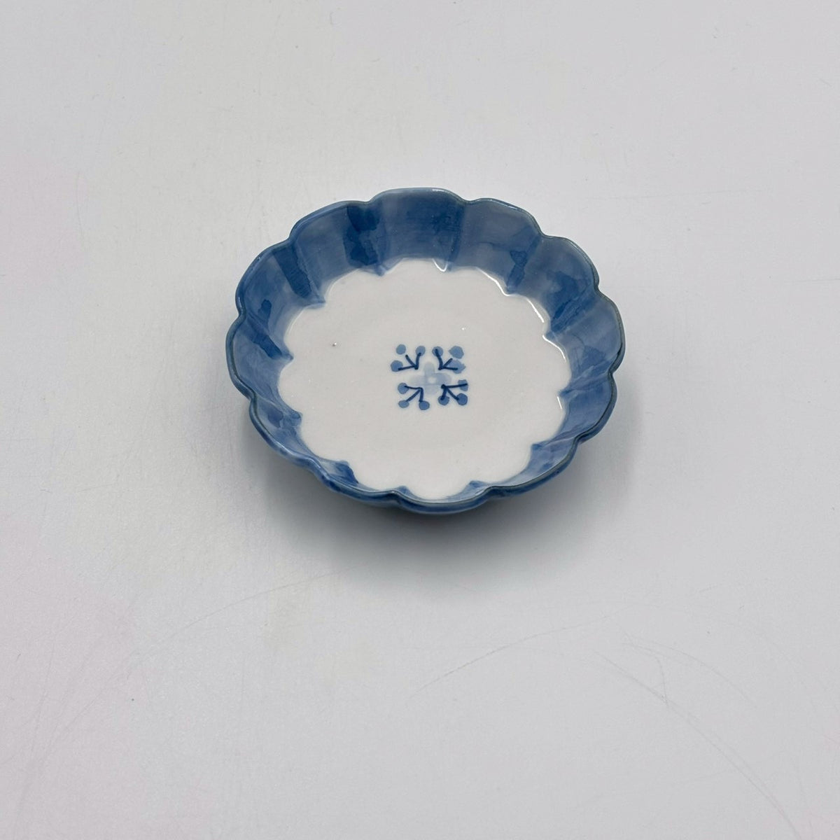 李朝　白磁　輪花皿　豆皿　蔵出し　１客 染付小花紋 輪花豆豆皿｜jiucasca 前田 麻美 – nokaze｜陶器、和食器