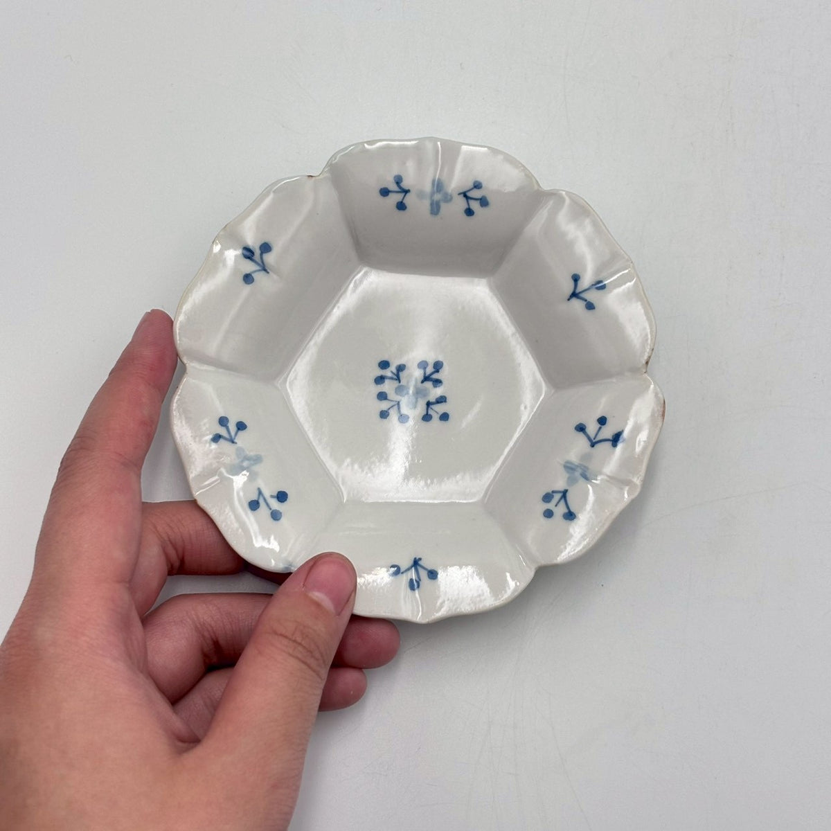 染付小花紋 輪花小皿｜jiucasca 前田 麻美 – nokaze｜陶器、和食器