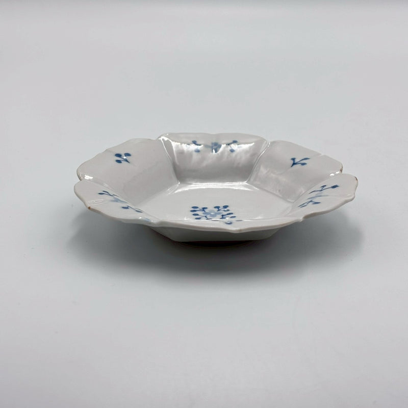 染付小花紋 輪花小皿｜jiucasca 前田 麻美 – nokaze｜陶器、和食器