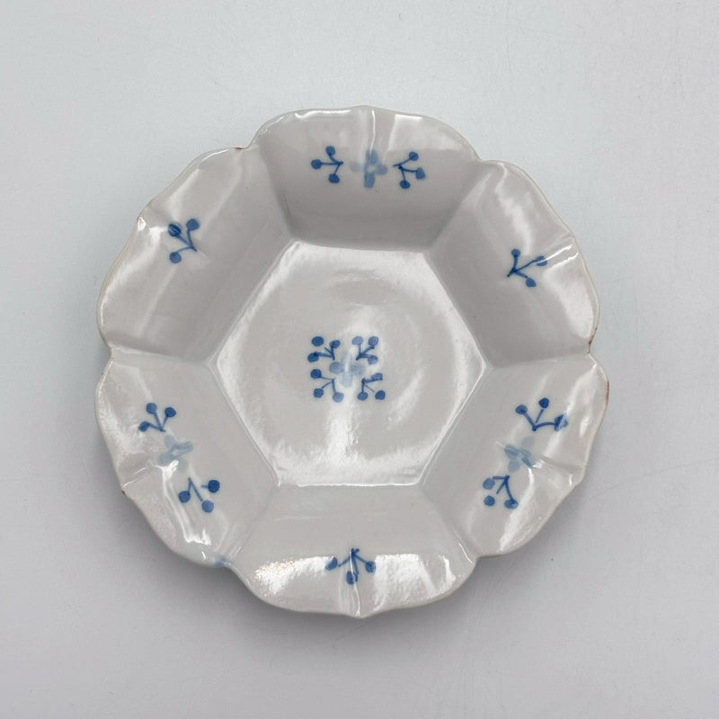 染付小花紋 輪花小皿｜jiucasca 前田 麻美 – nokaze｜陶器、和食器