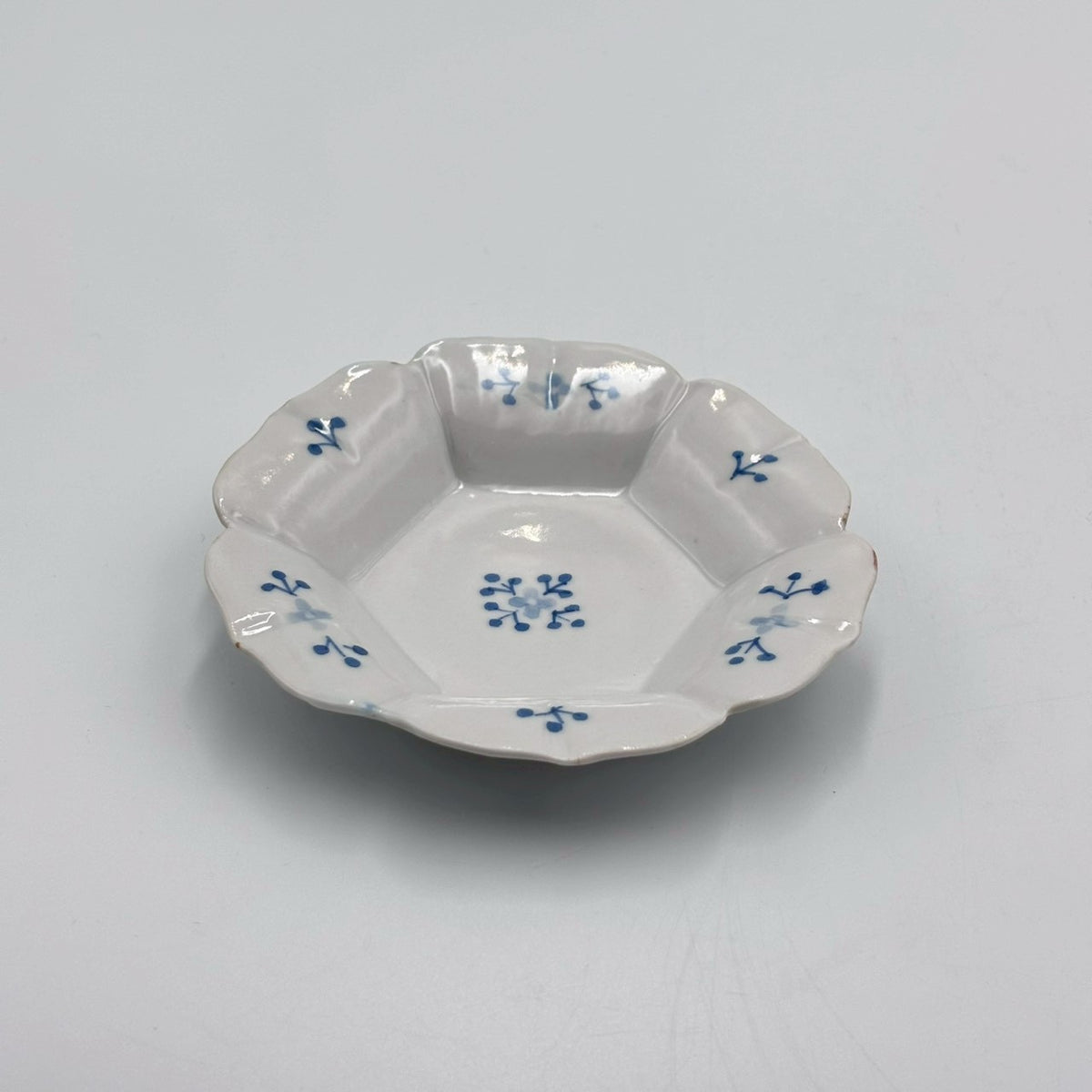 陶胎染付 菊花 小碗 染付小花紋 輪花小皿｜jiucasca 前田 麻美 – nokaze｜陶器、和食器