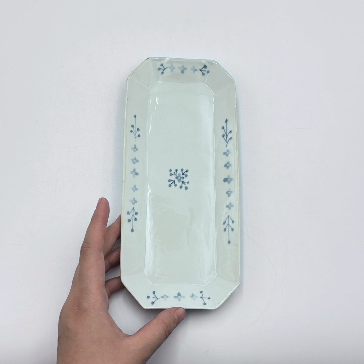 の小花可愛いお皿（廃盤） 染付小花紋 輪花長皿｜jiucasca 前田 麻美 – nokaze｜陶器、和食器