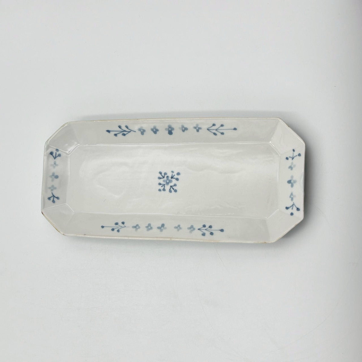 染付小花紋 輪花長皿｜jiucasca 前田 麻美 – nokaze｜陶器、和食器