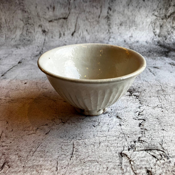 Artist: Furuya Ceramics Co., Ltd. Line-carved rice bowl, medium size, iron-scattered 