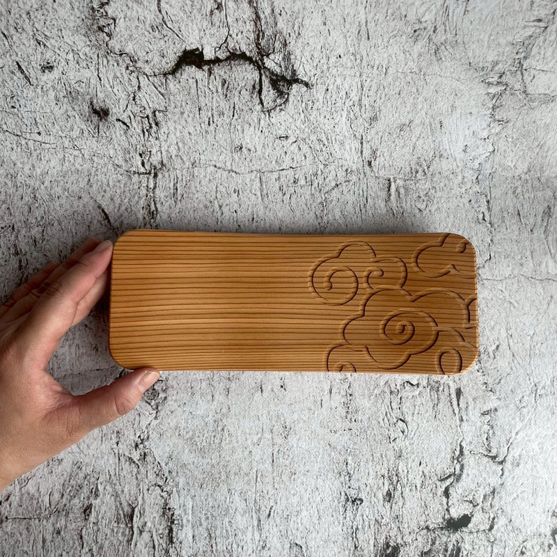 Small bent plate, white engraved | Hakoya Tsuneyoshi