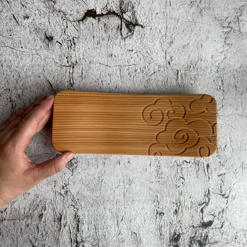 Small bent plate, white engraved | Hakoya Tsuneyoshi