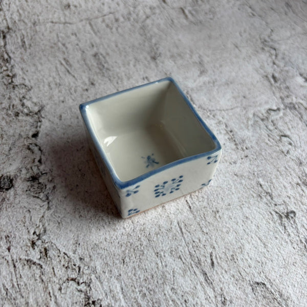 染付小花紋角猪口｜作家　前田麻美（京都）