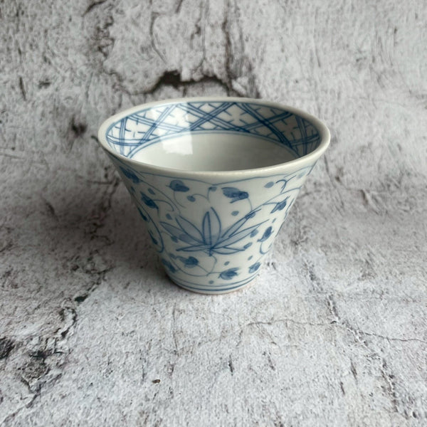 染付花唐草紋蕎麦猪口｜作家　前田麻美（京都）