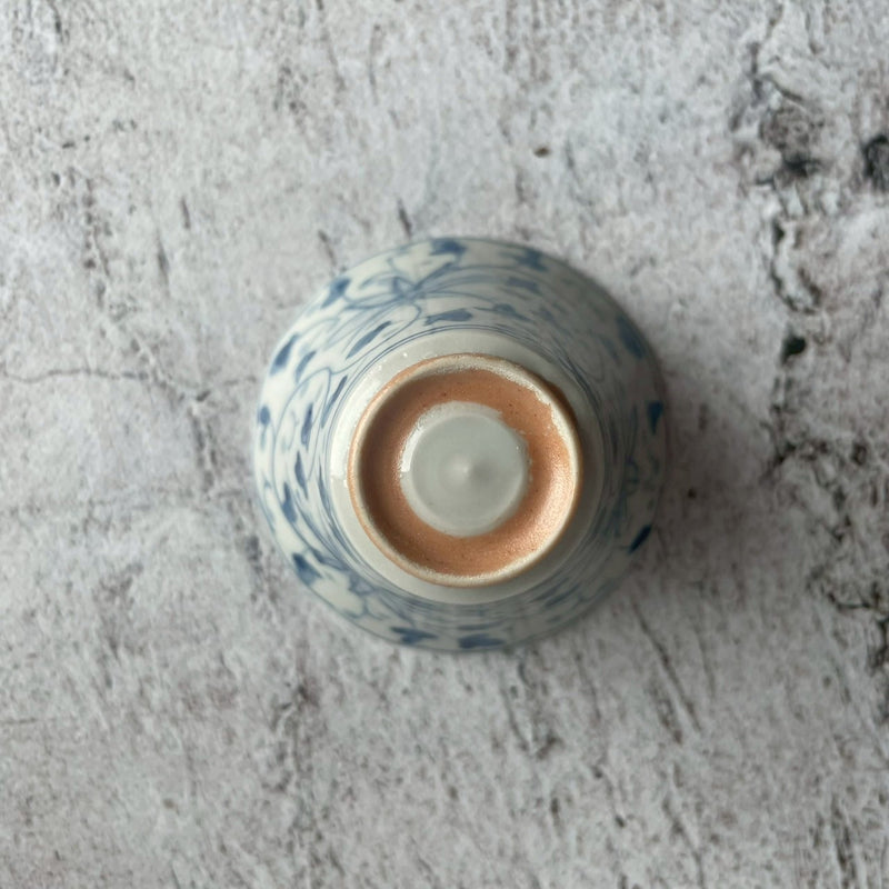染付花唐草紋杯｜作家　前田麻美（京都）