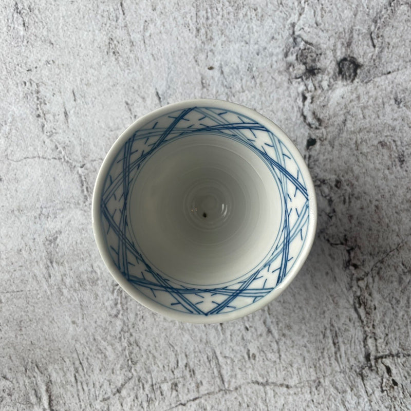 染付花唐草紋杯｜作家　前田麻美（京都）