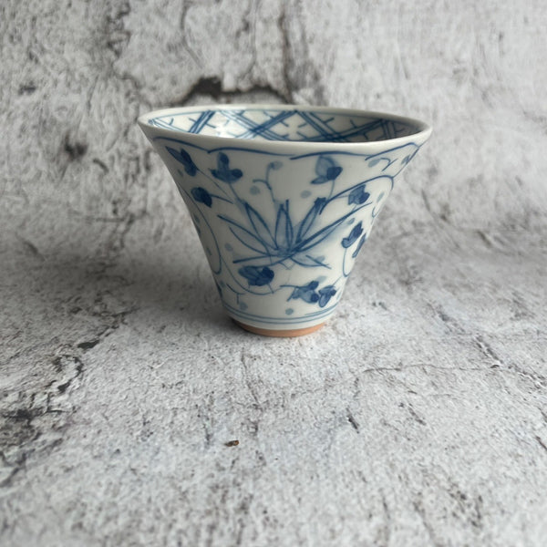染付花唐草紋杯｜作家　前田麻美（京都）