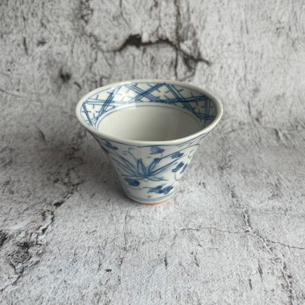 染付花唐草紋杯｜作家　前田麻美（京都）