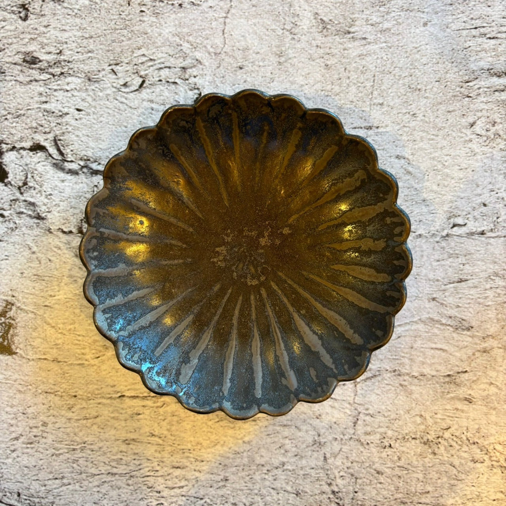 ブロンズ 豆皿（菊）｜作家 藤村佳澄 – nokaze｜陶器、和食器、うつわ