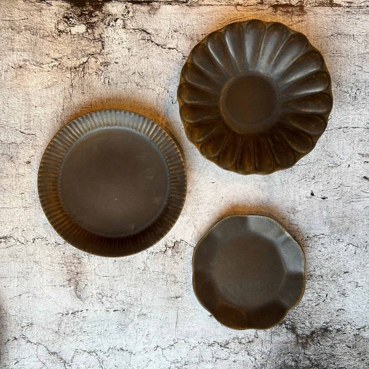 輪花皿 小 サビ釉｜古谷製陶所（信楽焼 陶器）【古57】 – nokaze｜陶器