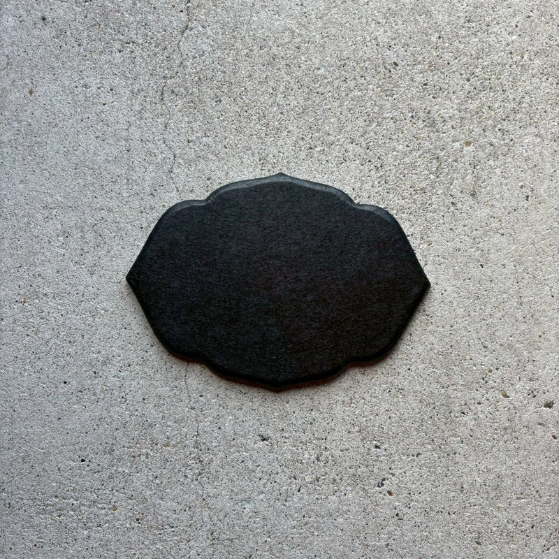 輪花皿　葉　上絵（カリフラワー）黒　中　和紙貼【5】