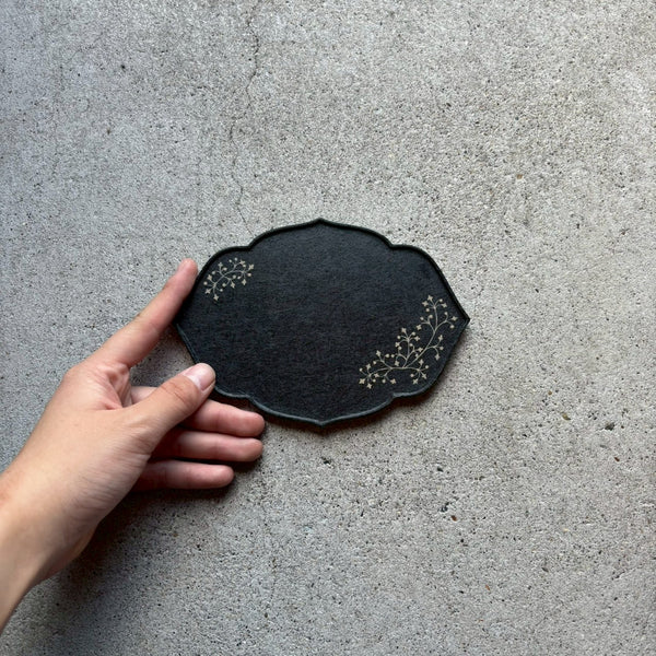 輪花皿　葉　上絵（カリフラワー）黒　中　和紙貼【5】