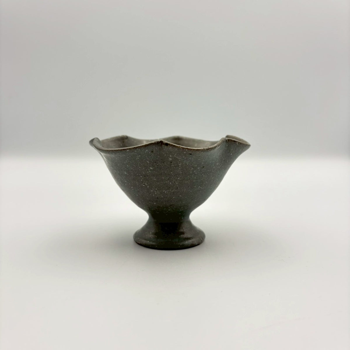 信楽焼　古谷忠六　三足花台　22cm グレー釉 輪花高台鉢｜古谷製陶所（信楽焼 陶器）【古71】 – nokaze