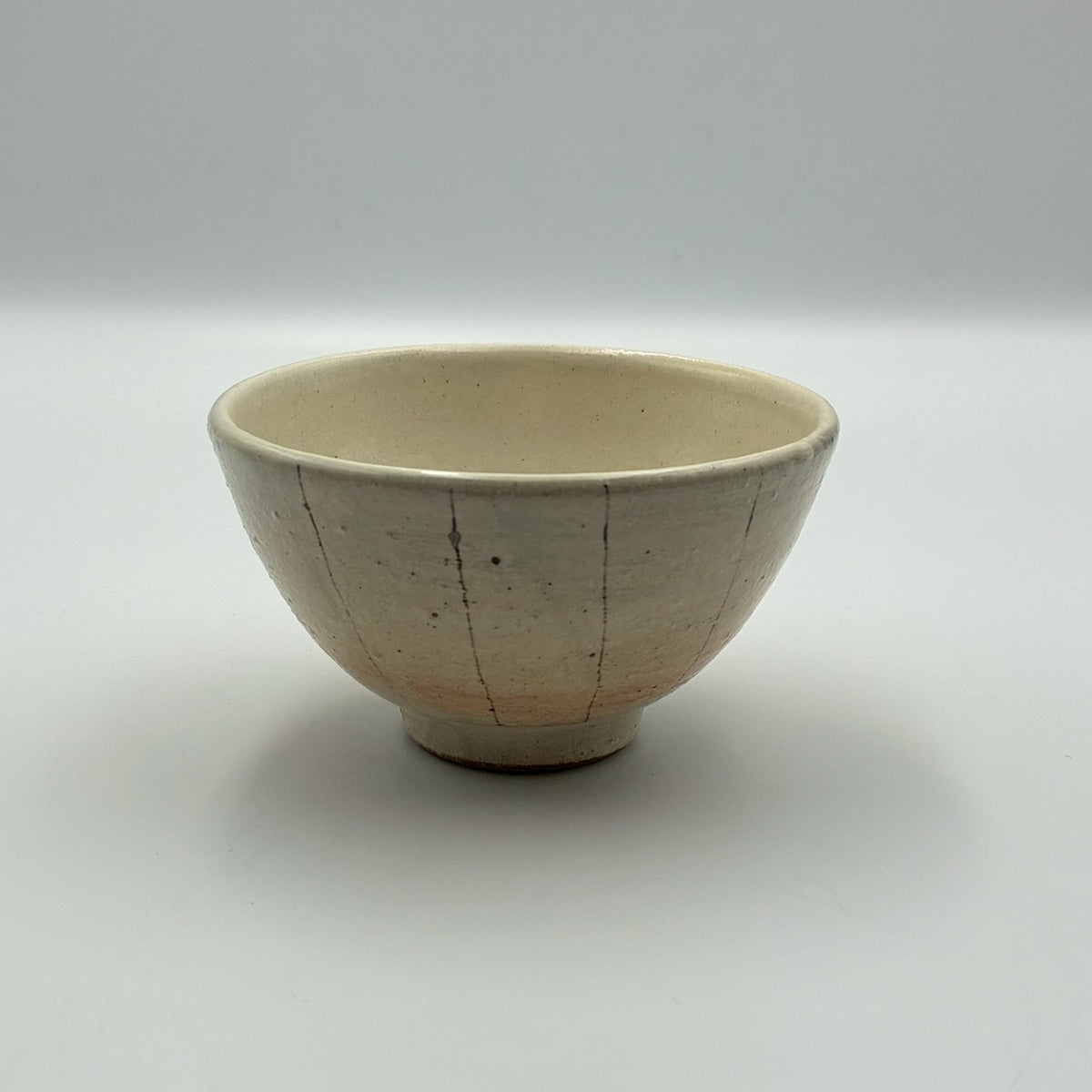 E-2 陶芸 陶器 焼き物 手作り ハンドメイド 一点物 素朴 レトロ ヴィンテ たて鉄線 めし碗 大｜古谷製陶所（信楽焼 陶器） – nokaze｜陶器、和