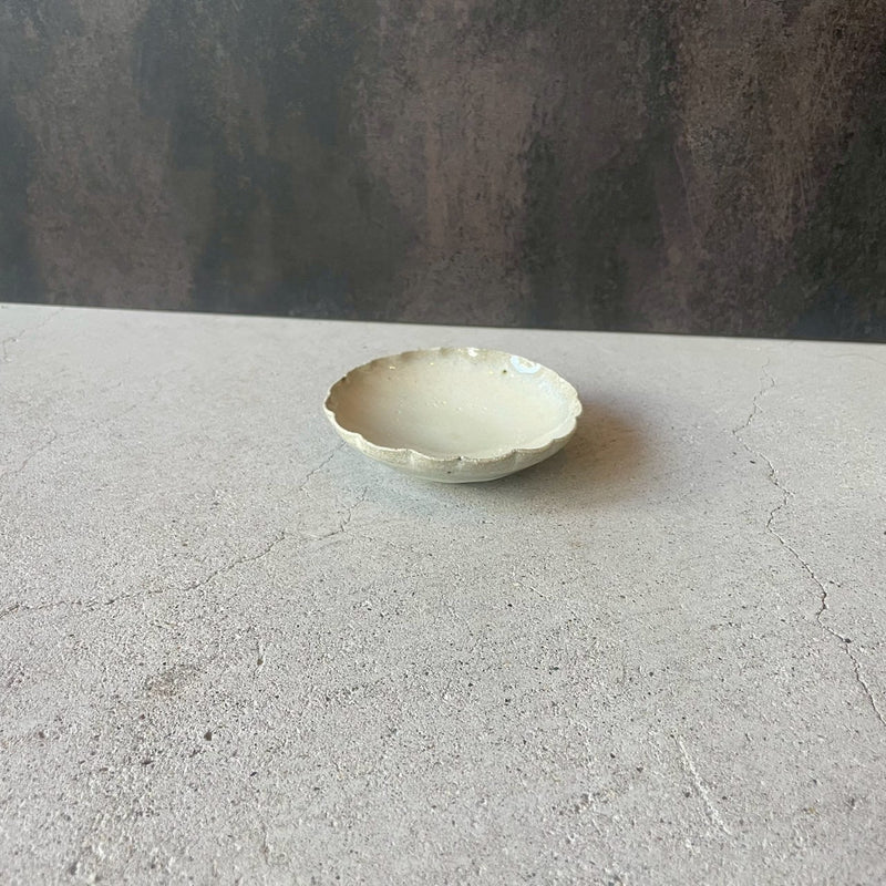 [Used for photography / 10% off] Madara Karatsu Ring Flower Small Plate | Kentaro Kiln (Karatsu ware)