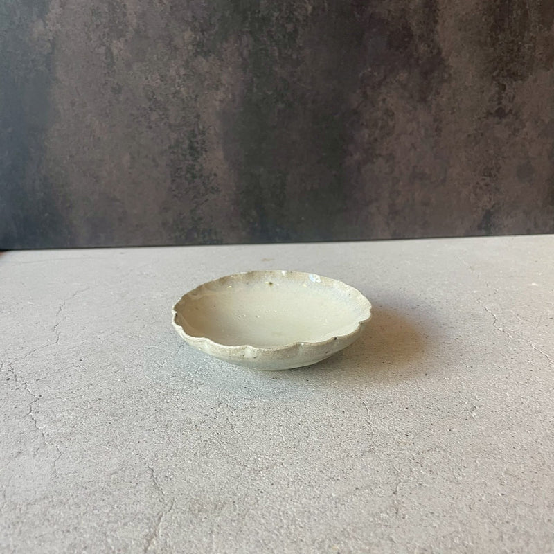 [Used for photography / 10% off] Madara Karatsu Ring Flower Small Plate | Kentaro Kiln (Karatsu ware)