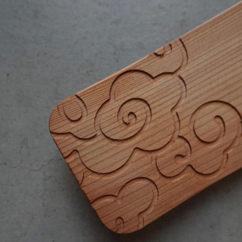 Small bent plate, white engraved | Hakoya Tsuneyoshi