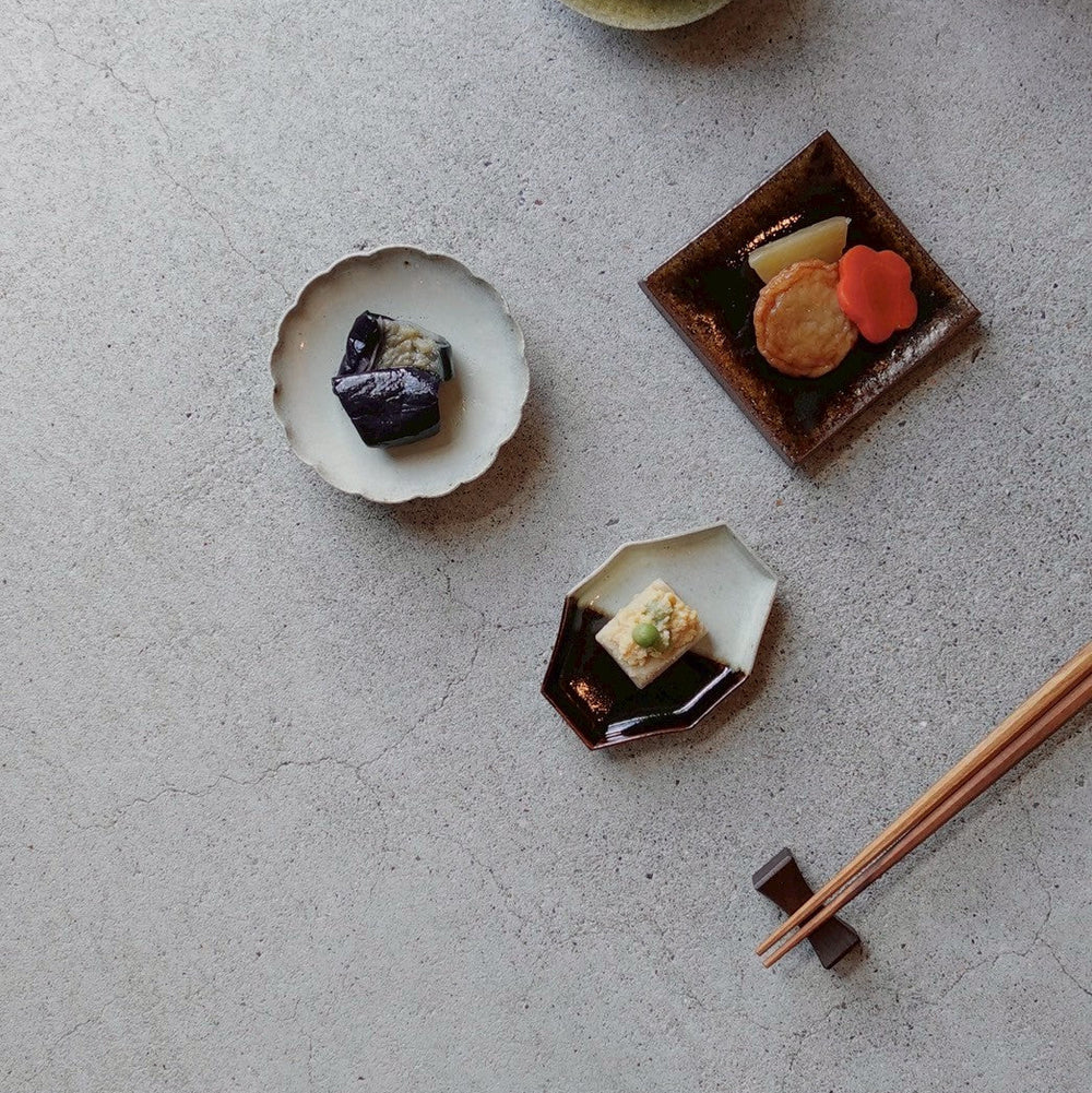 斑唐津輪花小皿｜健太郎窯（唐津焼） – nokaze｜陶器、和食器、うつわ