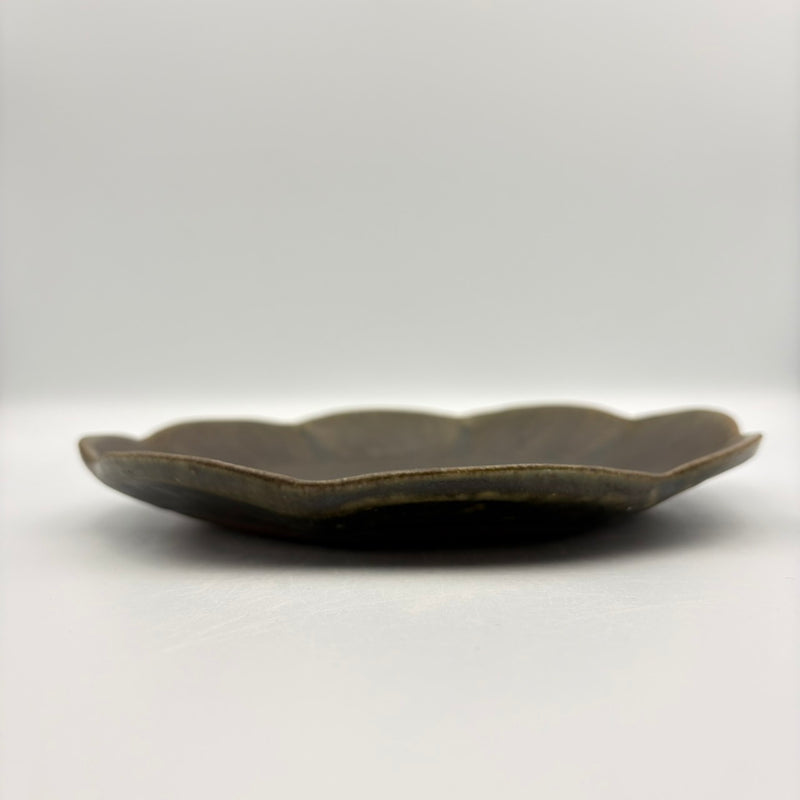 輪花皿 中 サビ釉｜古谷製陶所（信楽焼 陶器） – nokaze｜陶器、和食器