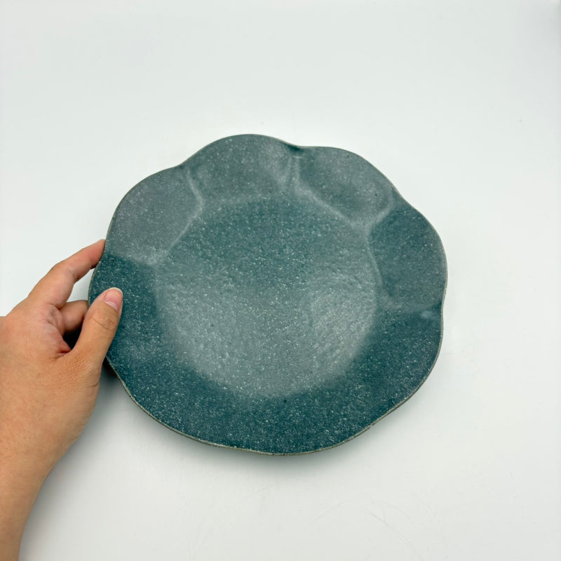 輪花皿 中 グレー釉｜古谷製陶所（信楽焼 陶器） – nokaze｜陶器、和