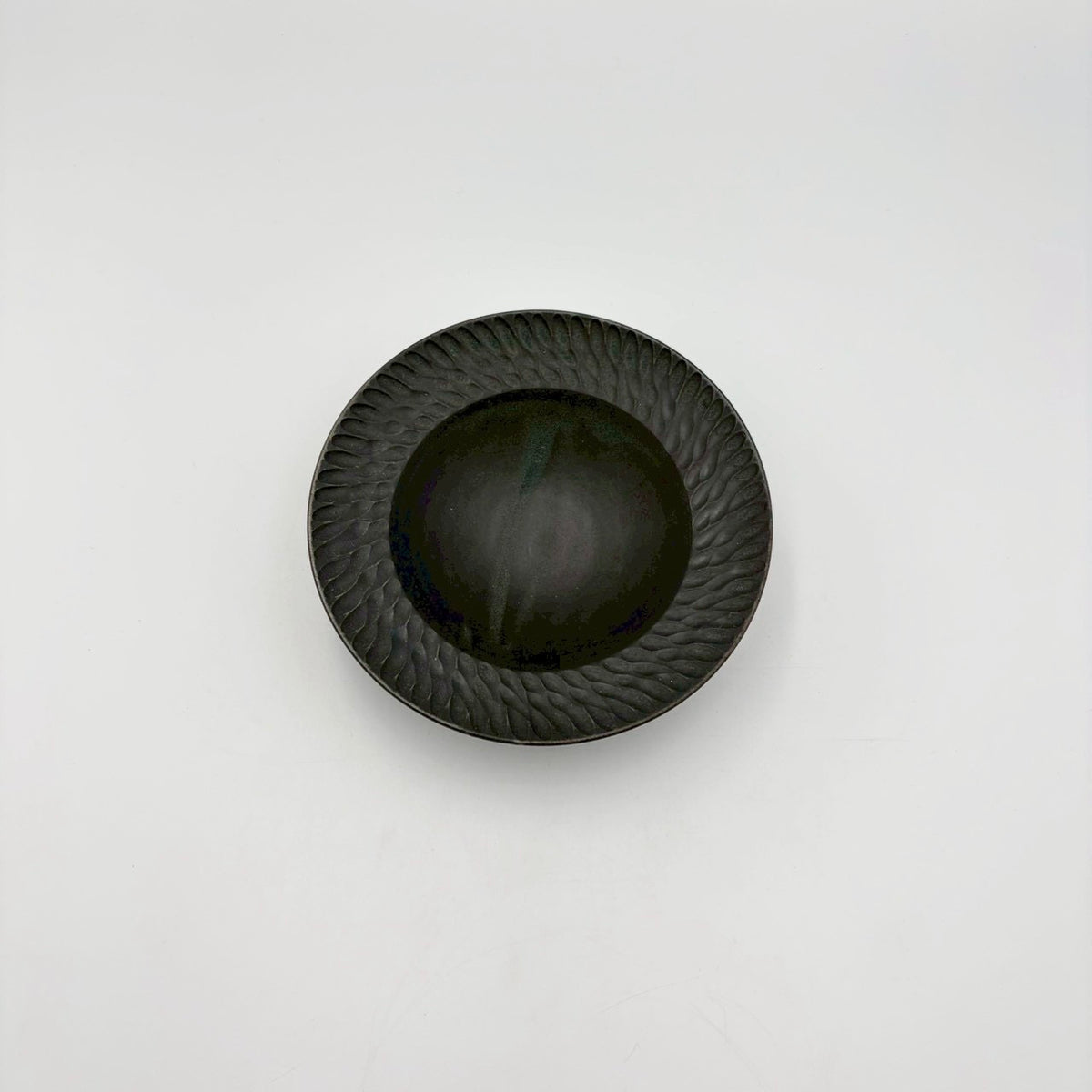 しのぎ リム皿 小 黒｜作家 山本雅則（信楽焼） – nokaze｜陶器、和 