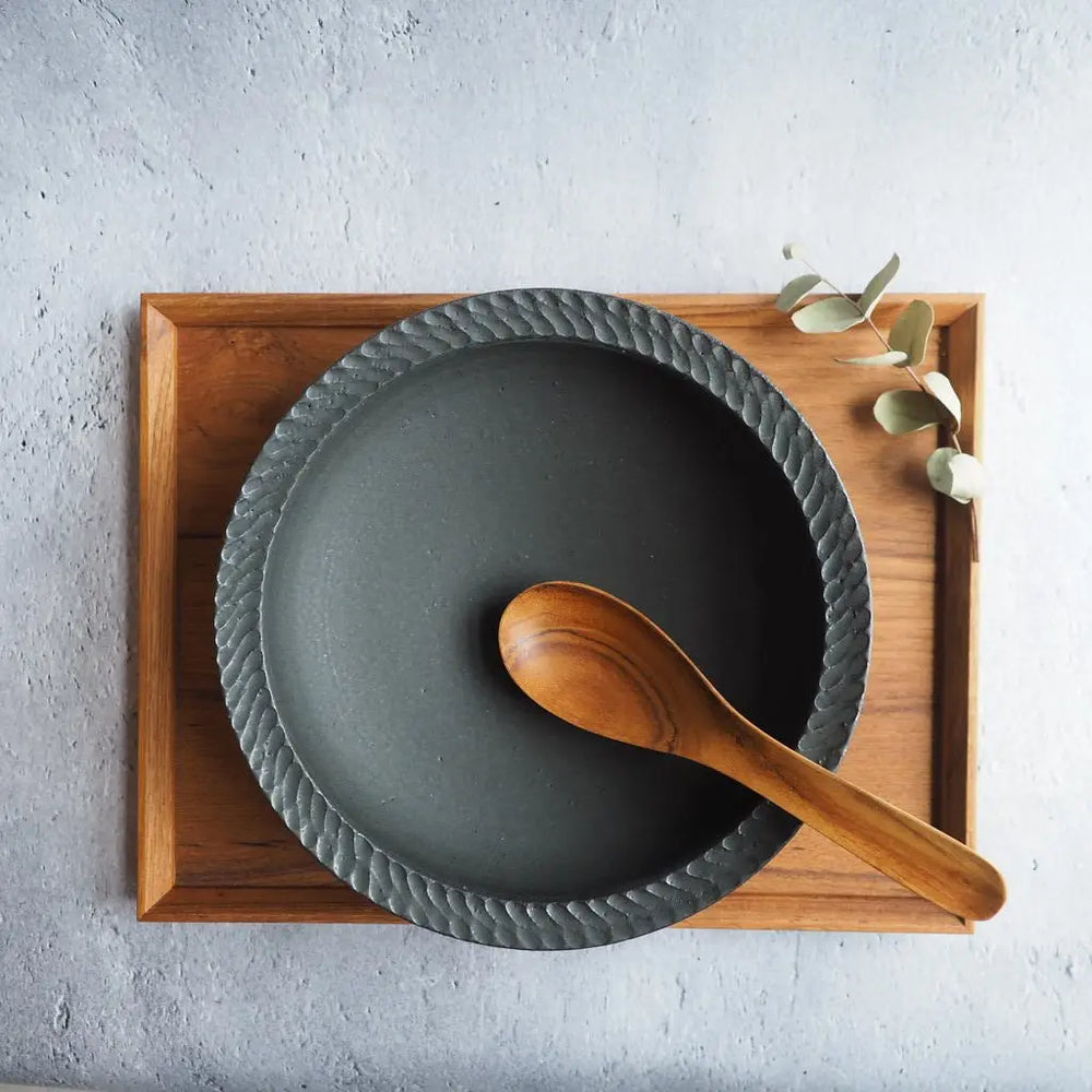 しのぎ カレー皿 黒|作家 山本雅則(信楽焼) – nokaze|陶器、和食器 しのぎ カレー皿 黒|作家 山本雅則(信楽焼) – nokaze|陶器、和食器