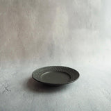 しのぎ リム平皿 5寸 黒 - nokaze｜陶器、和食器、うつわの通販