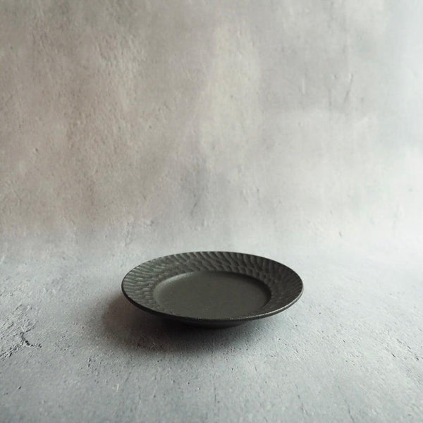 しのぎ リム平皿 5寸 黒 - nokaze｜陶器、和食器、うつわの通販