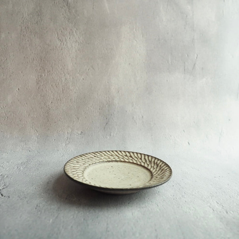 しのぎ リム平皿 5寸 白 - nokaze｜陶器、和食器、うつわの通販